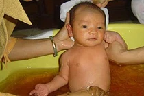 Lưu ý sống còn khi tắm lá trị rôm sảy cho trẻ