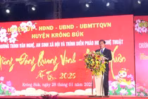 Đắk Lắk: Bà con vùng sâu háo hức xem trực tiếp bắn pháo hoa nghệ thuật