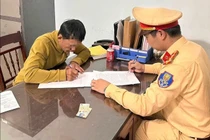 Xử phạt tài xế xe con chặn đầu xe khách trên quốc lộ 26