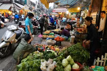 Bão chồng siêu bão, người dân Hà Nội lo tích trữ thực phẩm