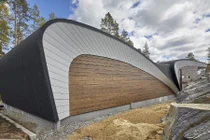 Đột nhập biệt thự lượn sóng đẹp quên lối về