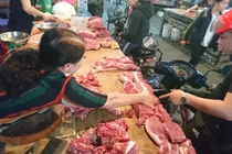 Dịch tả lợn châu Phi: Bà nội trợ lo lắng chọn từng miếng thịt