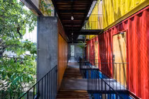 Nhà khách màu sắc ở Nha Trang nổi bật trên báo ngoại