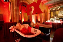 Khách sạn trang trí đón Halloween kinh dị nhất quả đất 