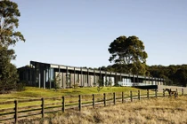 Ngắm ngôi nhà cực chất giữa đồng cỏ mênh mông