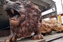 Choáng ngợp tượng sư tử khổng lồ từ gỗ quý gây sốt 