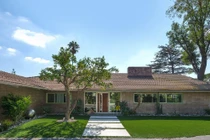 Tuổi đời hơn nửa thế kỷ, ngôi nhà vẫn đẹp như mới, giá triệu đô