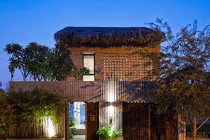 Độc lạ nhà tường gạch lợp mái tranh giữa đường phố Sài Gòn 