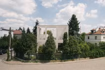 Nhà hình khối trắng tinh, nổi bần bật giữa phố đông