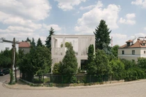 Nhà hình khối trắng tinh, nổi bần bật giữa phố đông