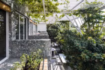 Vườn rau siêu lạ trong biệt thự Sài Gòn trên báo ngoại