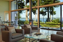 Những ngôi nhà bừng sáng với cửa sổ khổng lồ