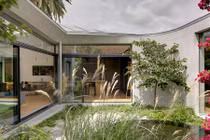 Ngôi nhà có hình dáng kỳ lạ nhưng đẹp miễn chê