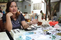 "Đột nhập" những khu chợ đồ quý bày bán như rau