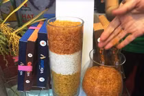 Dân Hà Nội thích thú mua gạo mầm lạ đủ màu sắc, "giá chát"