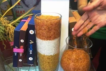 Dân Hà Nội thích thú mua gạo mầm lạ đủ màu sắc, "giá chát"