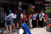 Rồng rắn xếp hàng mua trà sữa giữa trưa nắng chang chang