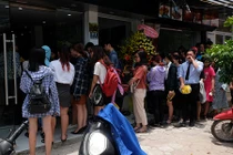 Rồng rắn xếp hàng mua trà sữa giữa trưa nắng chang chang