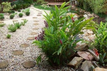 Sân vườn quyến rũ với sỏi và đá tự nhiên
