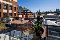 Nhà ốp gỗ xinh xắn với ban công cực “chất”