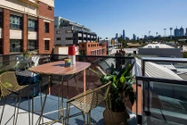 Nhà ốp gỗ xinh xắn với ban công cực “chất”