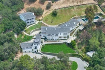 Ngắm biệt thự 200 tỷ người tình của Taylor Swift vừa rao bán