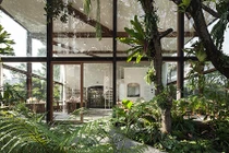 Nhà trong suốt tuyệt đẹp ẩn trong khu vườn xanh mướt 
