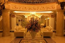 “Đột nhập” biệt thự trăm tỷ, dát vàng của hàng loạt mỹ nữ showbiz Việt 