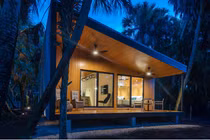 Căn nhà nhỏ đẹp kỳ lạ giữa rừng cọ thơ mộng