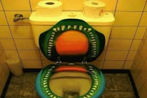 Bồn cầu cực dị có 1 không 2