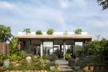 Ngắm nhà Việt 1 tầng xanh mướt mát trên báo Tây