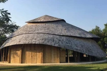 Độc lạ ngôi trường hình nón làm bằng tre và đất 