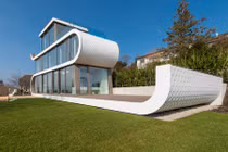 Ngắm nhà hình chữ S màu trắng đẹp như trong phim 