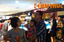 Dân Hà Nội đổ xô vào trung tâm thương mại nghỉ lễ 