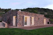 Nhà đá hình khối xù xì nhưng cực thơ mộng bên bờ biển