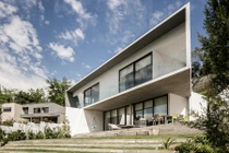 Biệt thự trắng từ trong ra ngoài có cầu thang phủ cỏ siêu “chất”