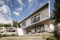 Biệt thự trắng từ trong ra ngoài có cầu thang phủ cỏ siêu “chất”