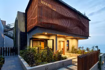 Nhà bọc gỗ lượn sóng độc đáo khiến ai cũng ngước nhìn