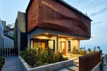 Nhà bọc gỗ lượn sóng độc đáo khiến ai cũng ngước nhìn