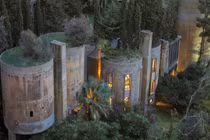 Giật mình biệt thự đẹp mê hồn trong nhà máy bỏ hoang xấu xí