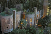 Giật mình biệt thự đẹp mê hồn trong nhà máy bỏ hoang xấu xí