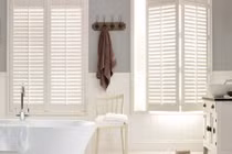 Những mẫu cửa sổ đón nắng cho phòng tắm xinh lung linh