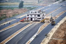 Những ngôi nhà "thách thức mọi con đường" ở Trung Quốc