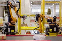Bên trong kho hàng khổng lồ chỉ có robot làm việc