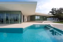 Nhà đẹp hiện đại với bể bơi ngoài trời cực chất