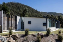 Nhà nhìn như hộp diêm kín mít mà bên trong thoáng đẹp bất ngờ