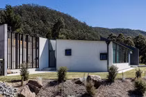 Nhà nhìn như hộp diêm kín mít mà bên trong thoáng đẹp bất ngờ