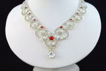 Trọn bộ trang sức đắt giá của Nữ hoàng Anh