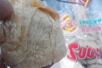 Rụng rời thực phẩm bẩn dòi bò lúc nhúc vẫn lên bàn ăn