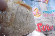 Rụng rời thực phẩm bẩn dòi bò lúc nhúc vẫn lên bàn ăn